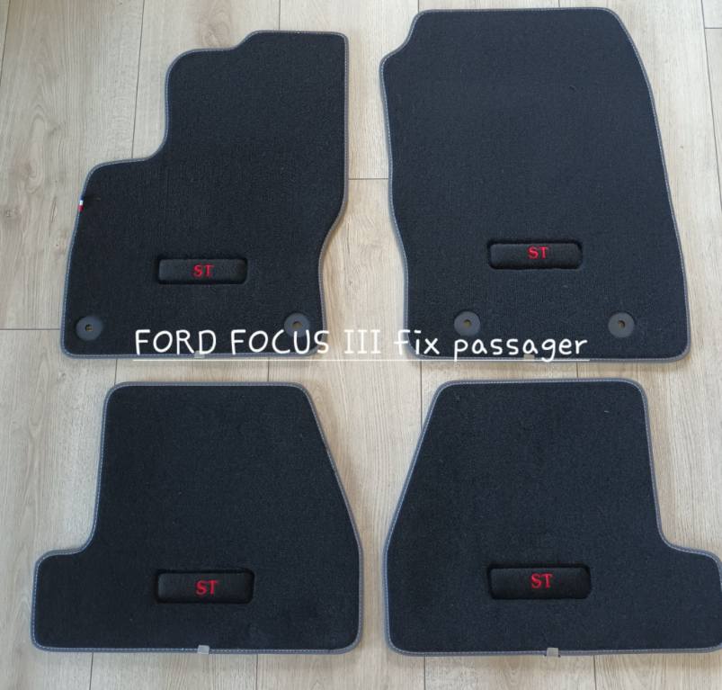 FORD FOCUS III avec fixation sur tapis passager