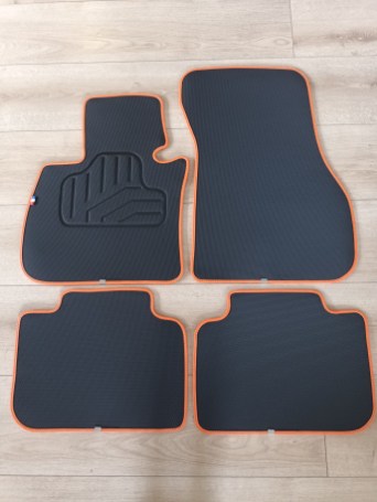 BMW X1 F48 avec scratchs de maintien